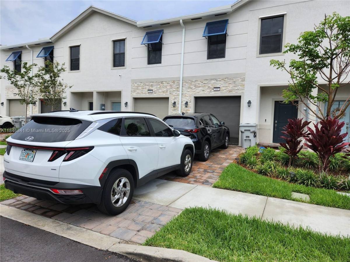 House for rent at 880 NW 3rd Way, Pompano Beach, FL 33060