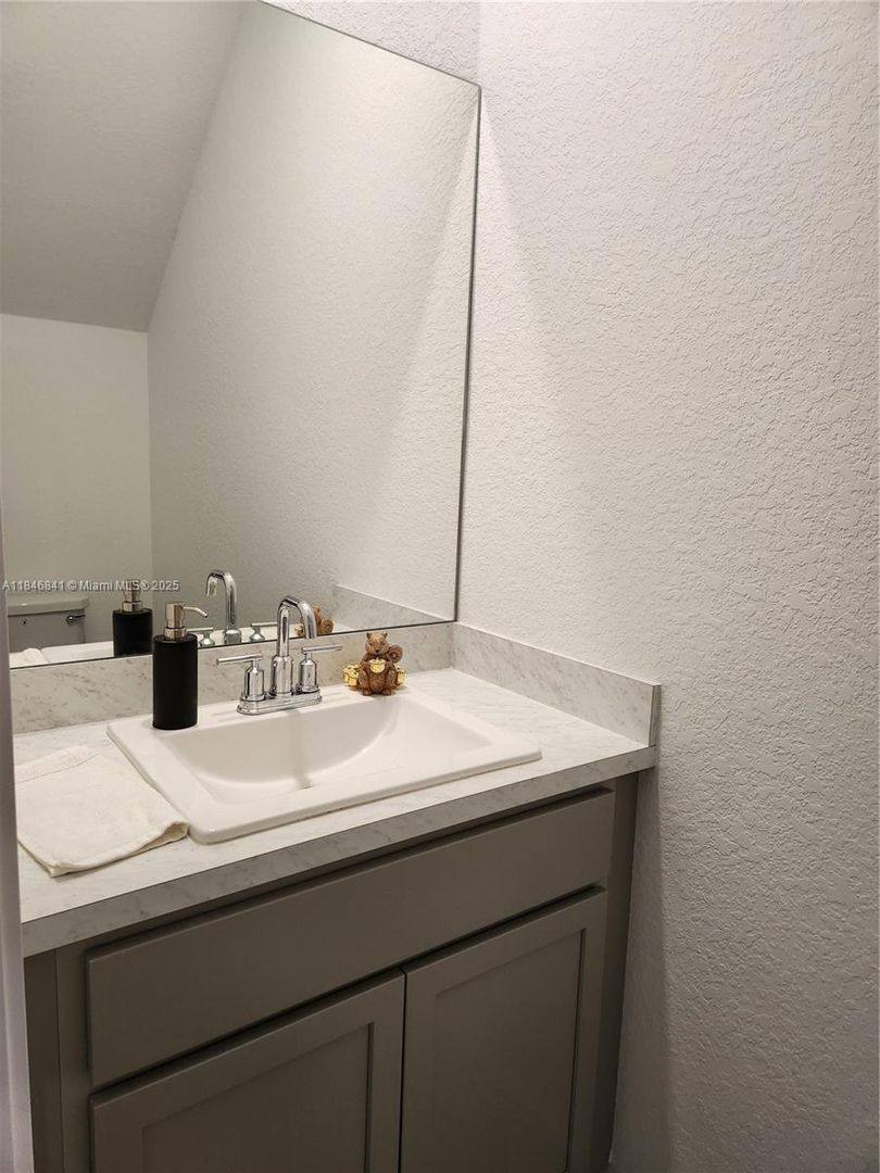 House for rent at 880 NW 3rd Way, Pompano Beach, FL 33060