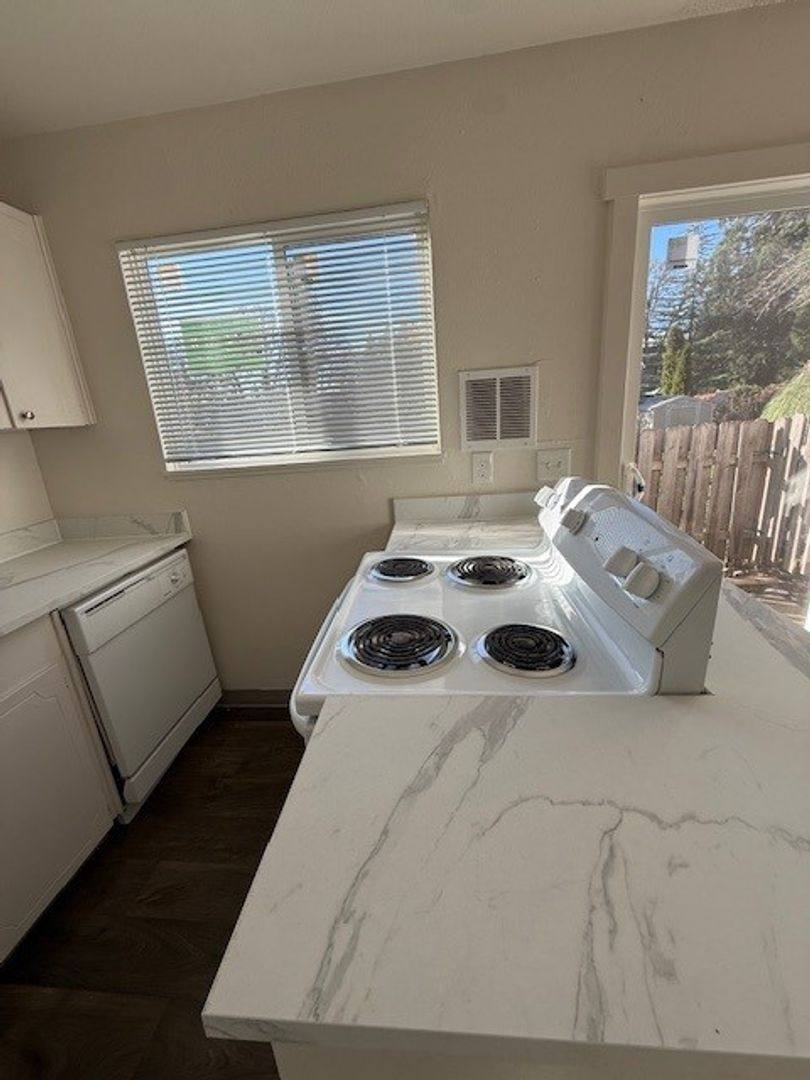 Townhouse for rent at 11445 SW Greenburg Rd, Portland, OR 97223
