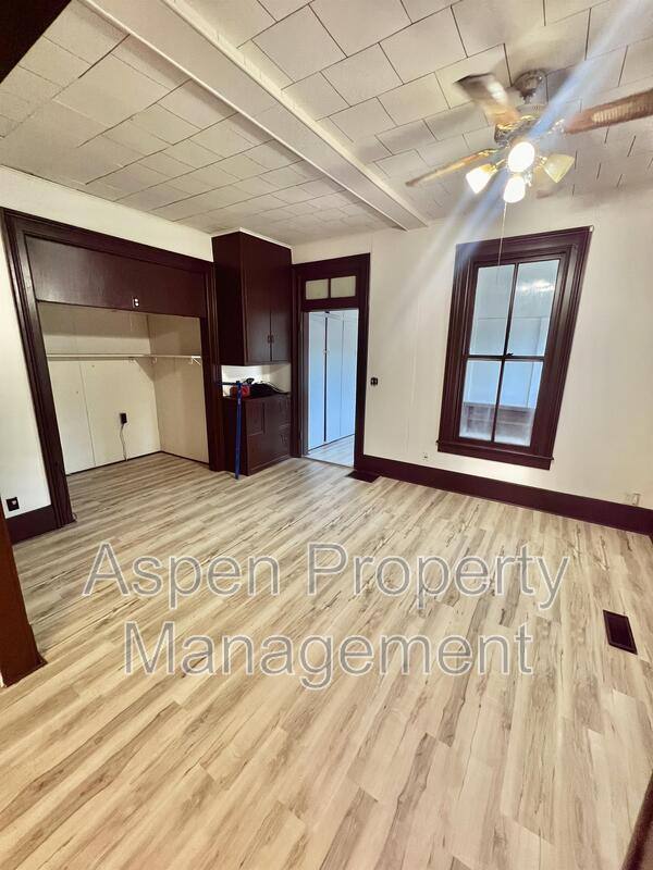 Apartment for rent at 109 S Marshall St #B, Burlington, IA 52601