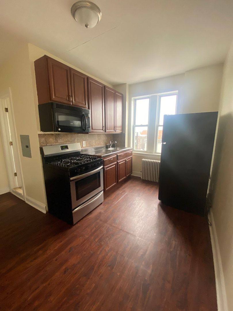 Apartment for rent at 900 Central Ave, Union City, NJ 07087