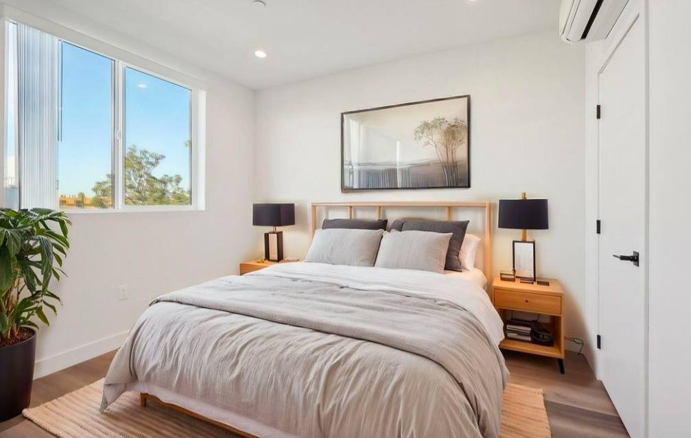 Apartment for rent at 10806 Blix St #402, North Hollywood, CA 91602