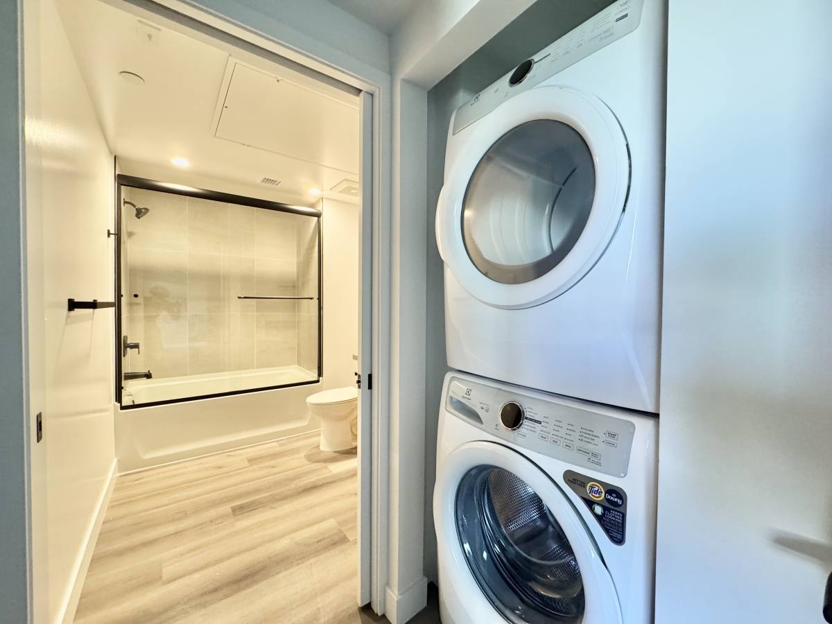 Apartment for rent at 10806 Blix St #402, North Hollywood, CA 91602