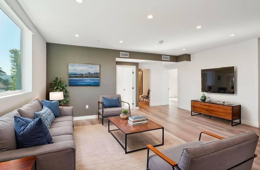 Apartment for rent at 10806 Blix St #402, North Hollywood, CA 91602
