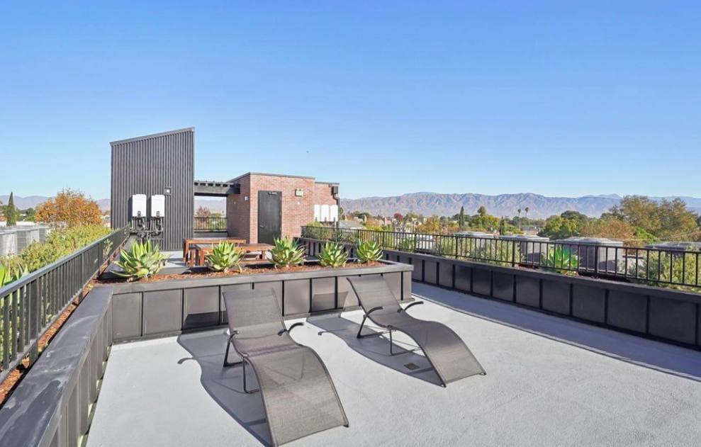 Apartment for rent at 10806 Blix St #402, North Hollywood, CA 91602