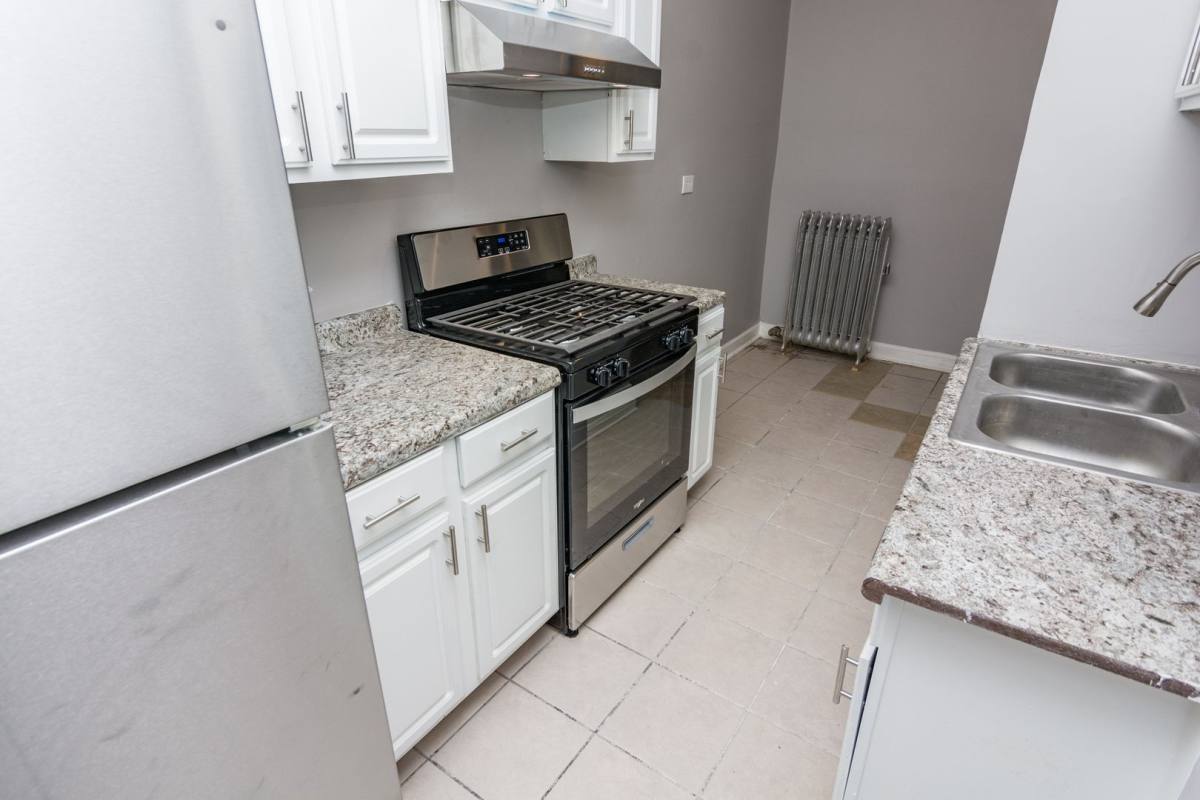 Apartment for rent at 2475 E 74th Place #3E, Chicago, IL 60649