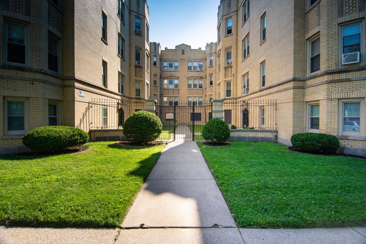 Apartment for rent at 7631 S E End Ave, Chicago, IL 60649
