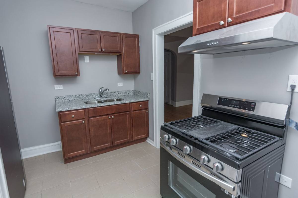 Apartment for rent at 7620 S Phillips Ave #1B, Chicago, IL 60649