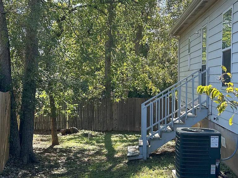 Apartment for rent at 5529 Mesa Circle, Dallas, TX 75235