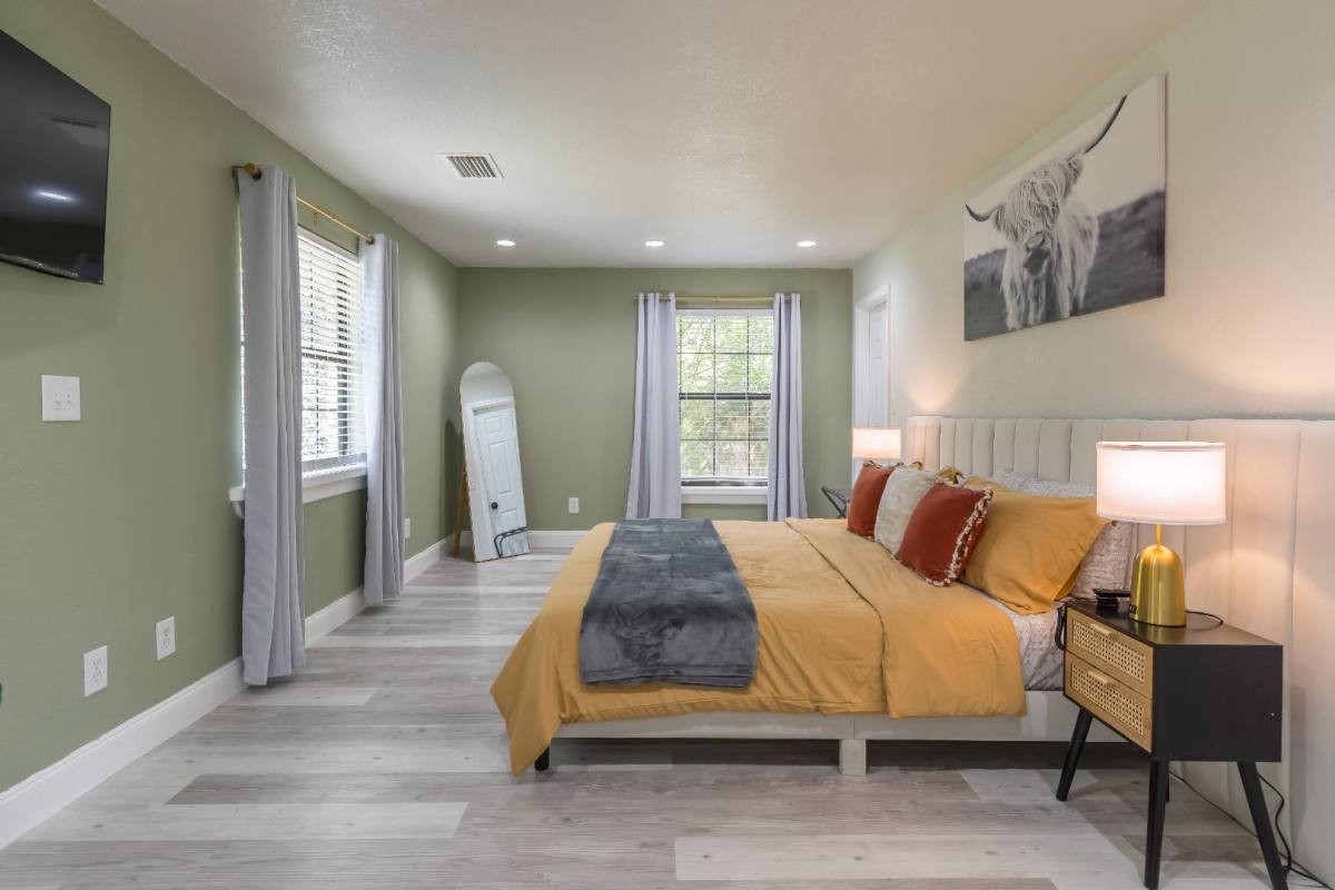 House for rent at 1570 S Ridgewood Ave, Deland, FL 32720