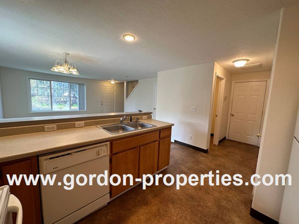 Townhouse for rent at 5254 SE 73rd Ave, Portland, OR 97206