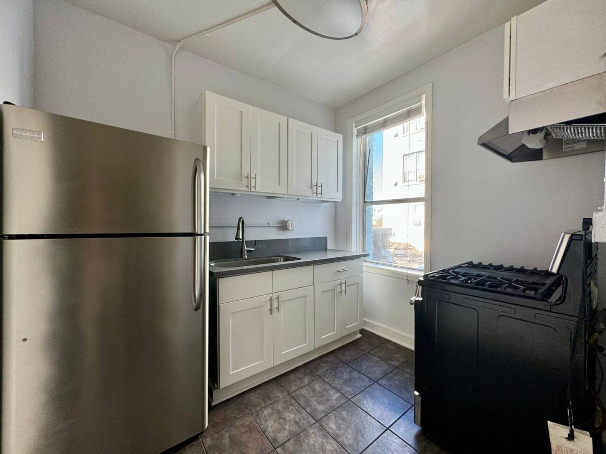 Apartment for rent at 248 S Western Ave, Los Angeles, CA 90004