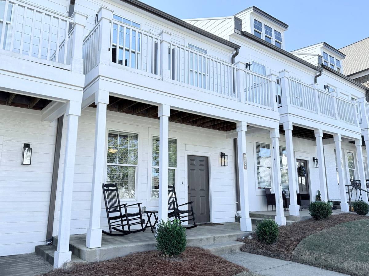 Apartment for rent at 209 Town Center Dr, Oxford, MS 38655