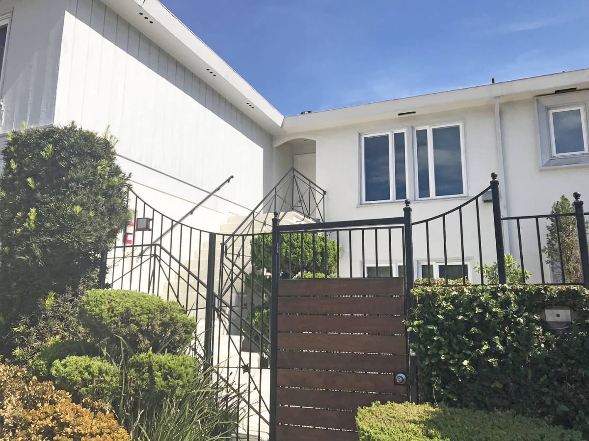 Apartment for rent at 402 Robertson Blvd, Los Angeles, CA 90048