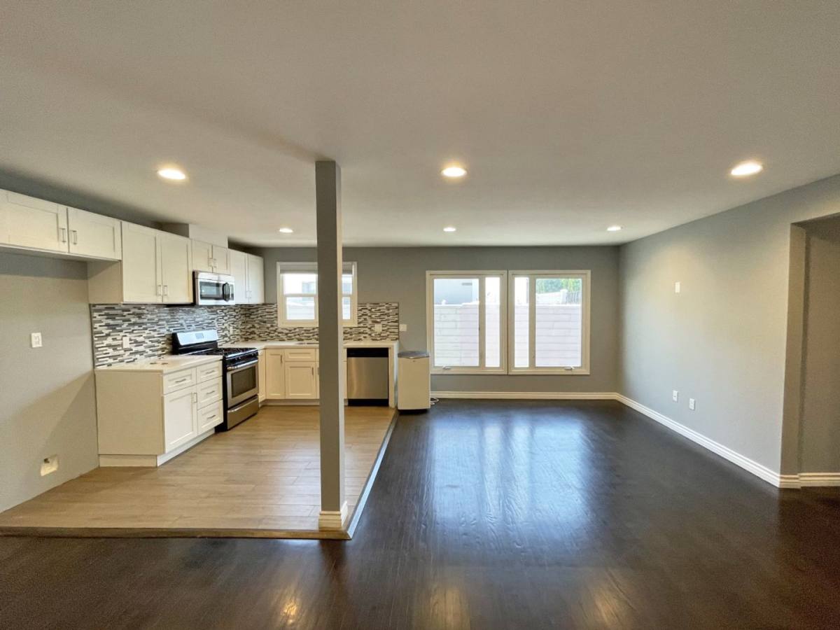 Apartment for rent at 402 Robertson Blvd, Los Angeles, CA 90048