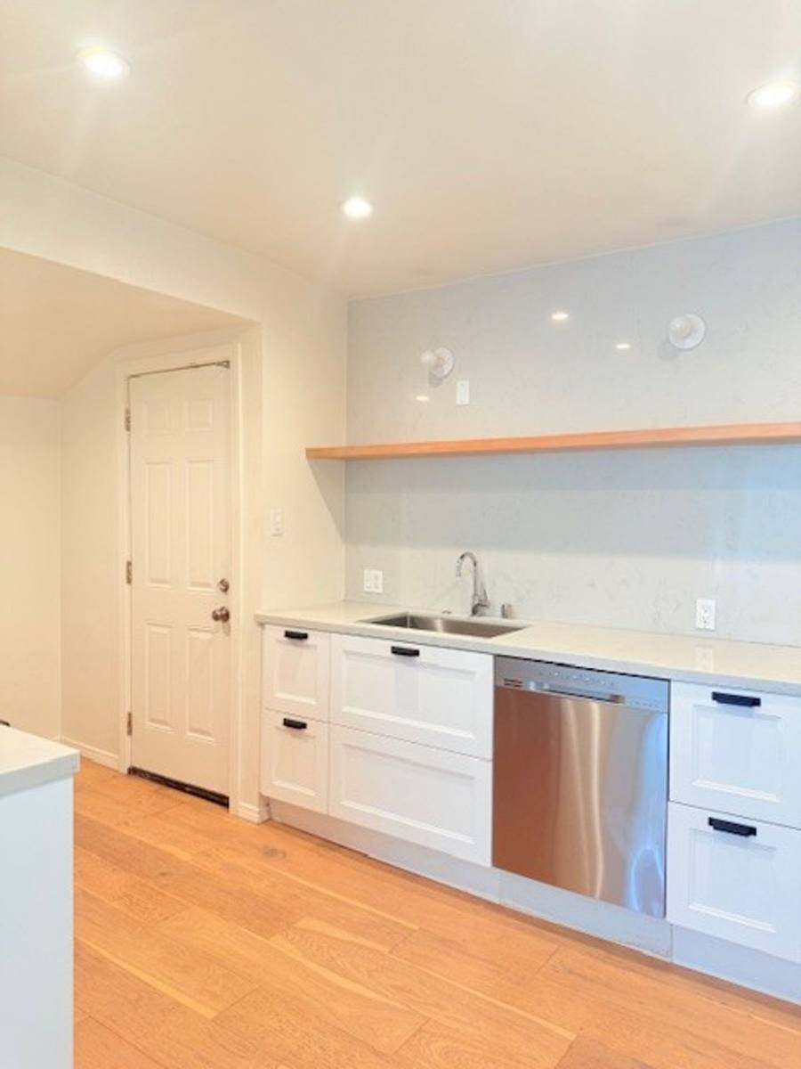 Apartment for rent at 4135 W 22nd Place, Los Angeles, CA 90018