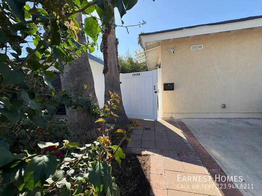 House for rent at 19198 Erwin St, Reseda, CA 91335