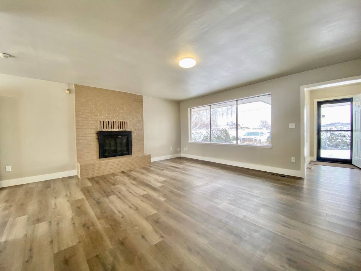 House for rent at 911 Naches Heights Rd, Yakima, WA 98908