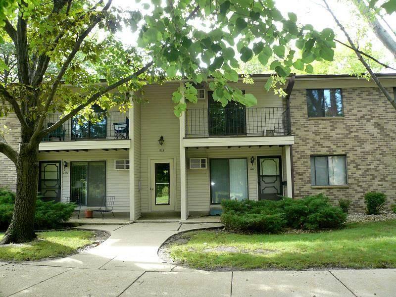 1715 S Coachlight Dr #A, New Berlin, WI 53151