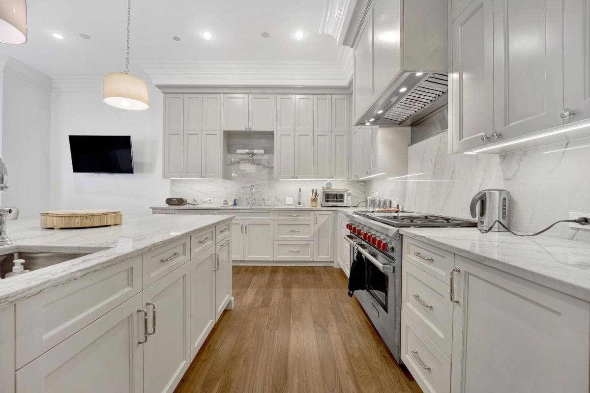 House for rent at 103 W Chestnut St, Chicago, IL 60610