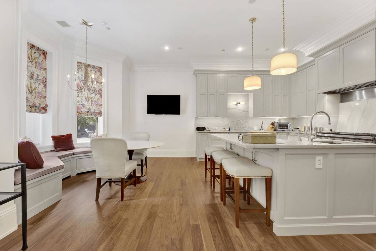 House for rent at 103 W Chestnut St, Chicago, IL 60610