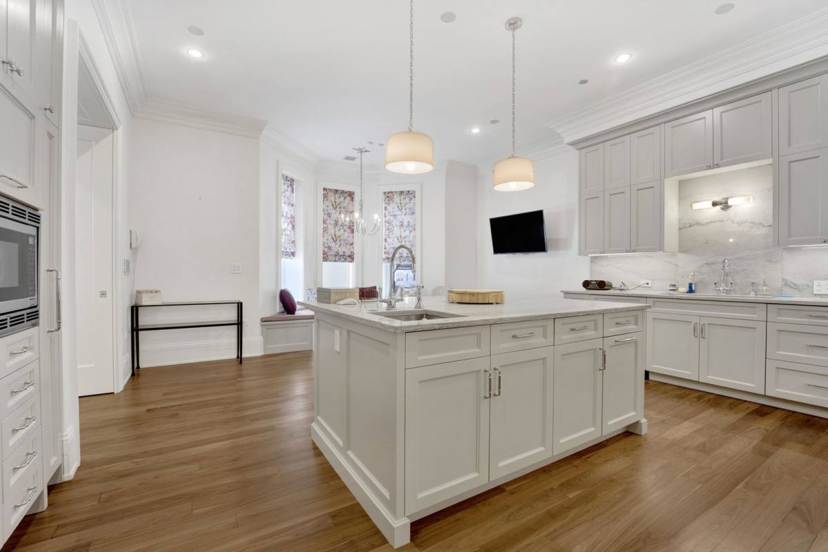 House for rent at 103 W Chestnut St, Chicago, IL 60610