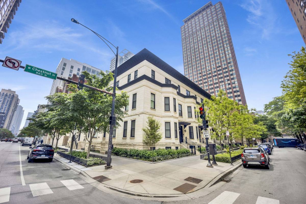 House for rent at 103 W Chestnut St, Chicago, IL 60610