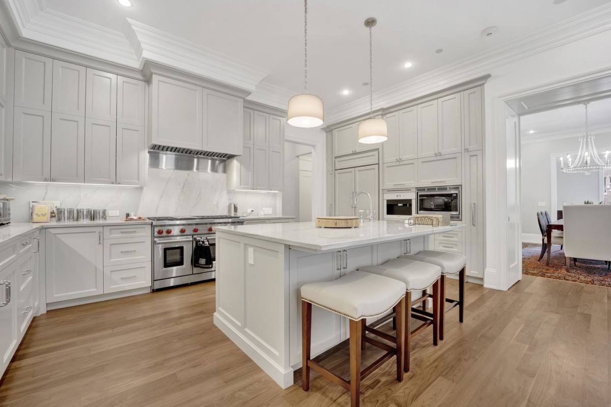 House for rent at 103 W Chestnut St, Chicago, IL 60610