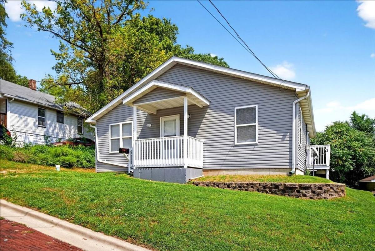House for rent at 221 Allen St, Alton, IL 62002
