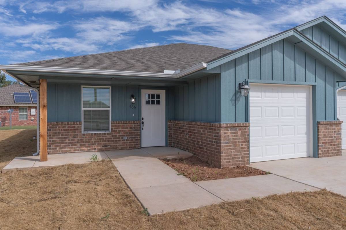House for rent at 566 Parkhill Circle, Newcastle, OK 73065