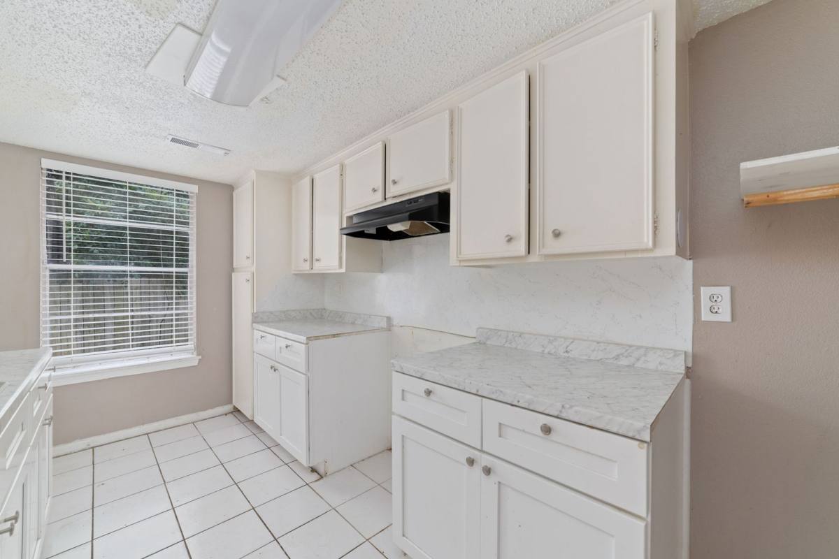 Apartment for rent at 8100 Leonora St, Houston, TX 77061