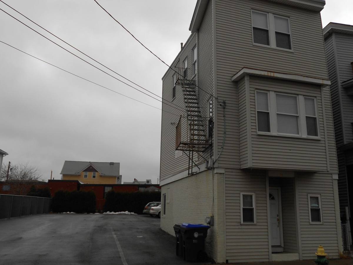 Apartment for rent at 98 Knight St, Providence, RI 02909
