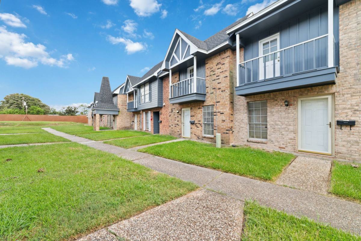 Townhouse for rent at 353 Audrey Lane, Houston, TX 77015