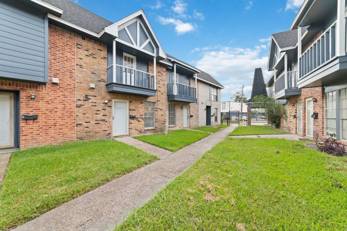 Townhouse for rent at 353 Audrey Lane, Houston, TX 77015