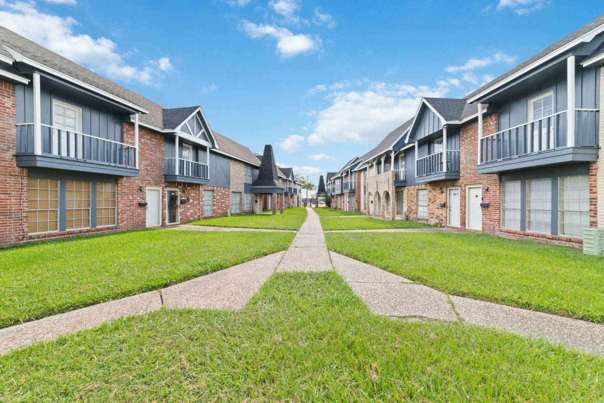 Townhouse for rent at 353 Audrey Lane, Houston, TX 77015