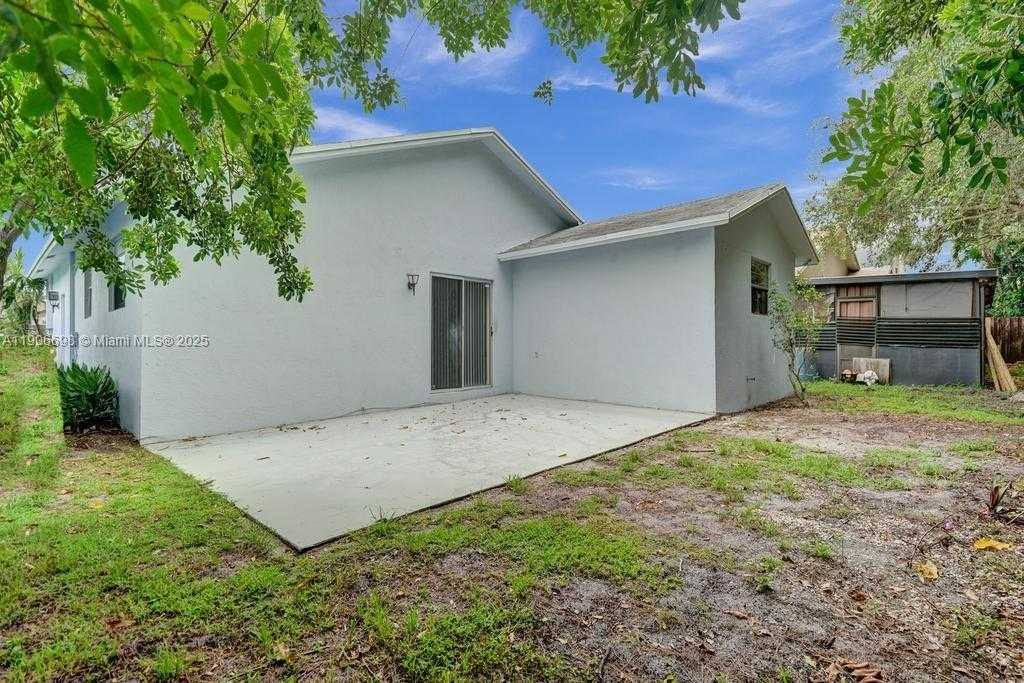 2444 Raleigh St, Hollywood, FL 33020