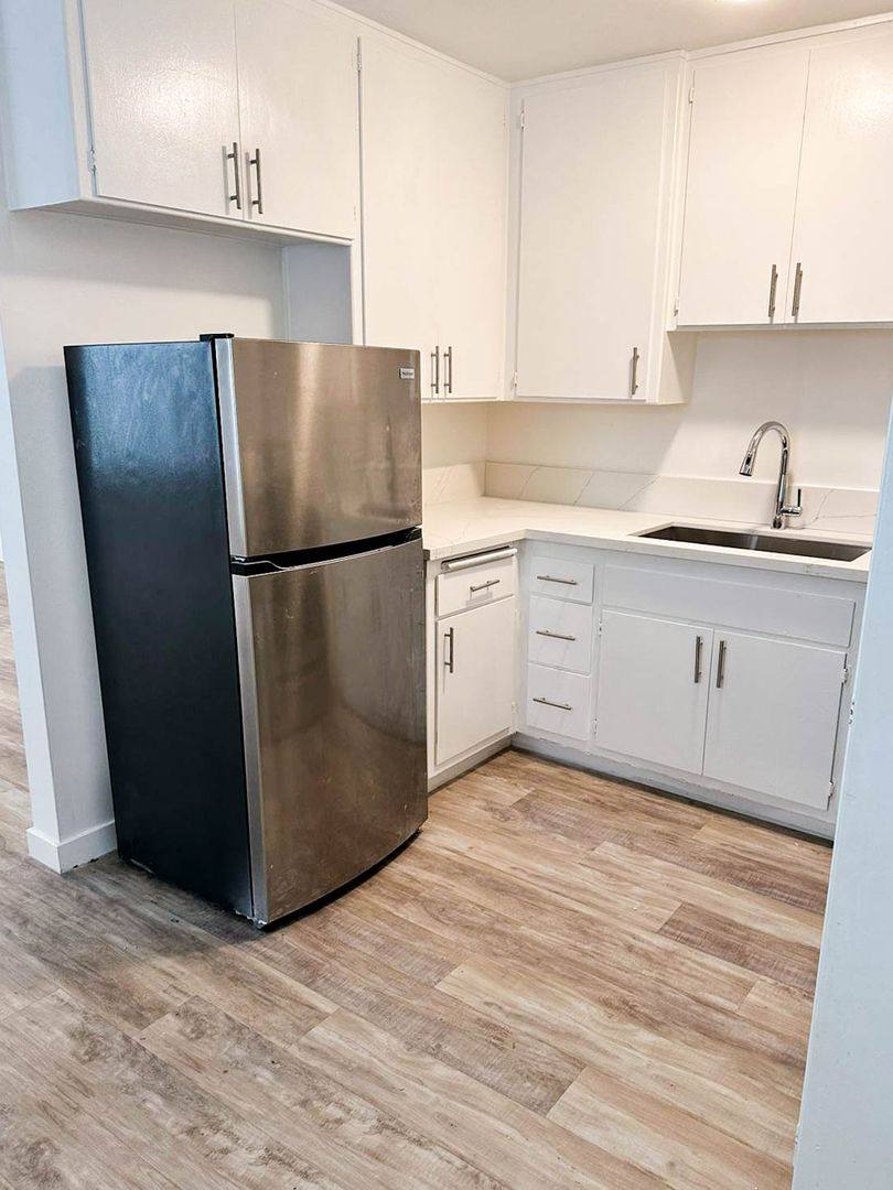 Apartment for rent at 416 Rose Ave, Venice, CA 90291