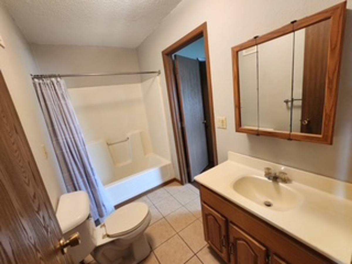 Apartment for rent at 405 4th St, Delhi, IA 52223