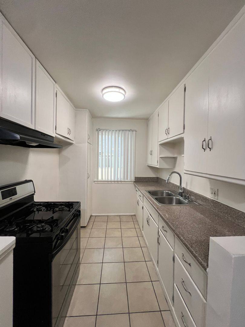 Apartment for rent at 1030 N Oxford Ave, Los Angeles, CA 90029