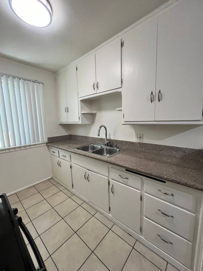 Apartment for rent at 1030 N Oxford Ave, Los Angeles, CA 90029
