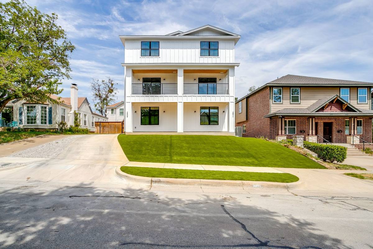Apartment for rent at 2811 Forest Park Blvd, Fort Worth, TX 76110
