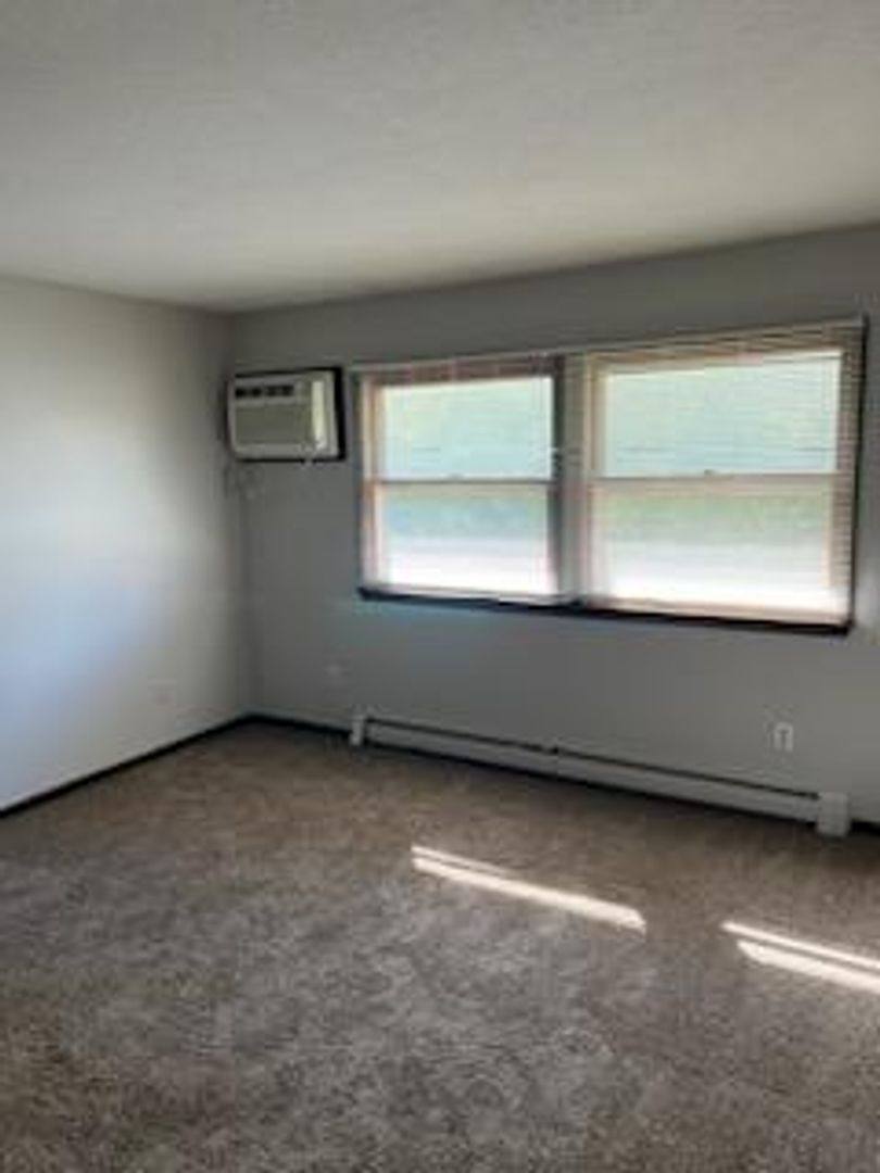 Apartment for rent at 1910-1914 Casady Dr, Des Moines, IA 50315