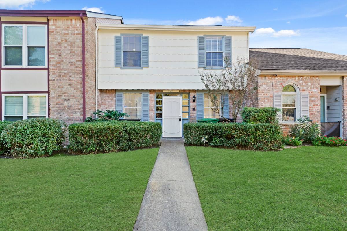 Townhouse for rent at 7949 Ellinger Lane, Houston, TX 77040