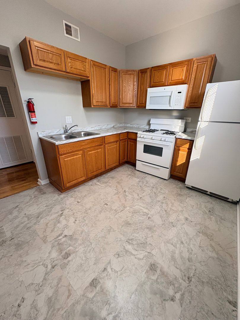 Apartment for rent at 5716 W Washington Blvd, Chicago, IL 60644
