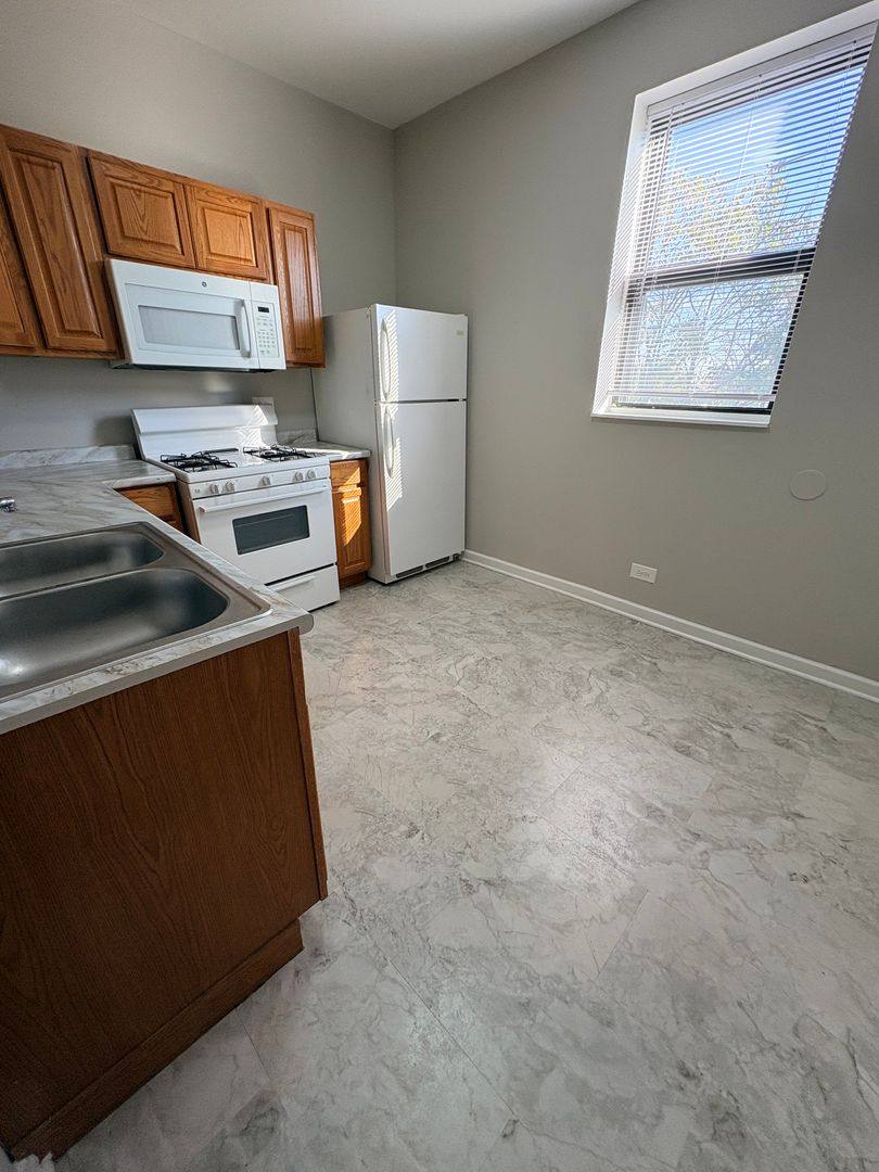 Apartment for rent at 5716 W Washington Blvd, Chicago, IL 60644