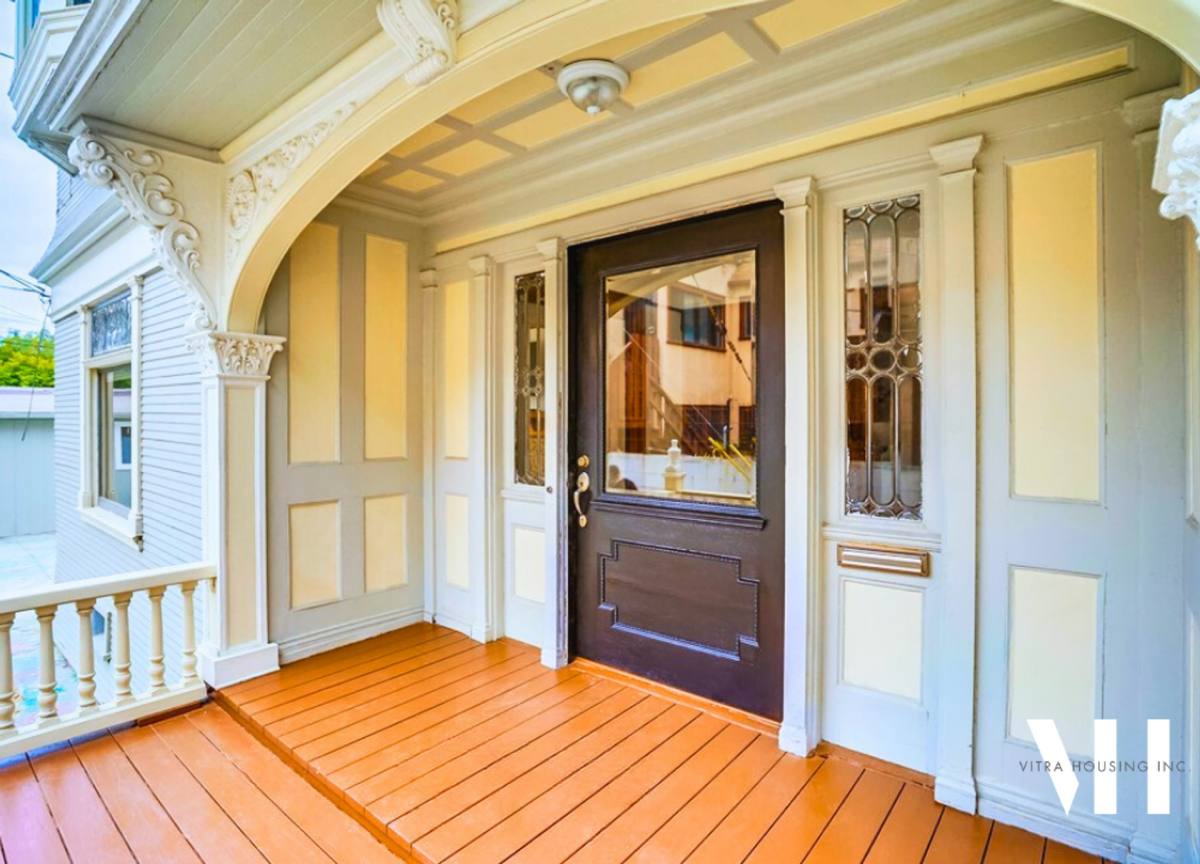 Apartment for rent at 1180 W Adams Blvd, Los Angeles, CA 90007