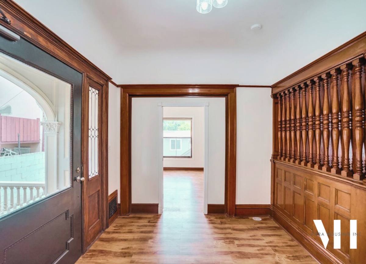 Apartment for rent at 1180 W Adams Blvd, Los Angeles, CA 90007