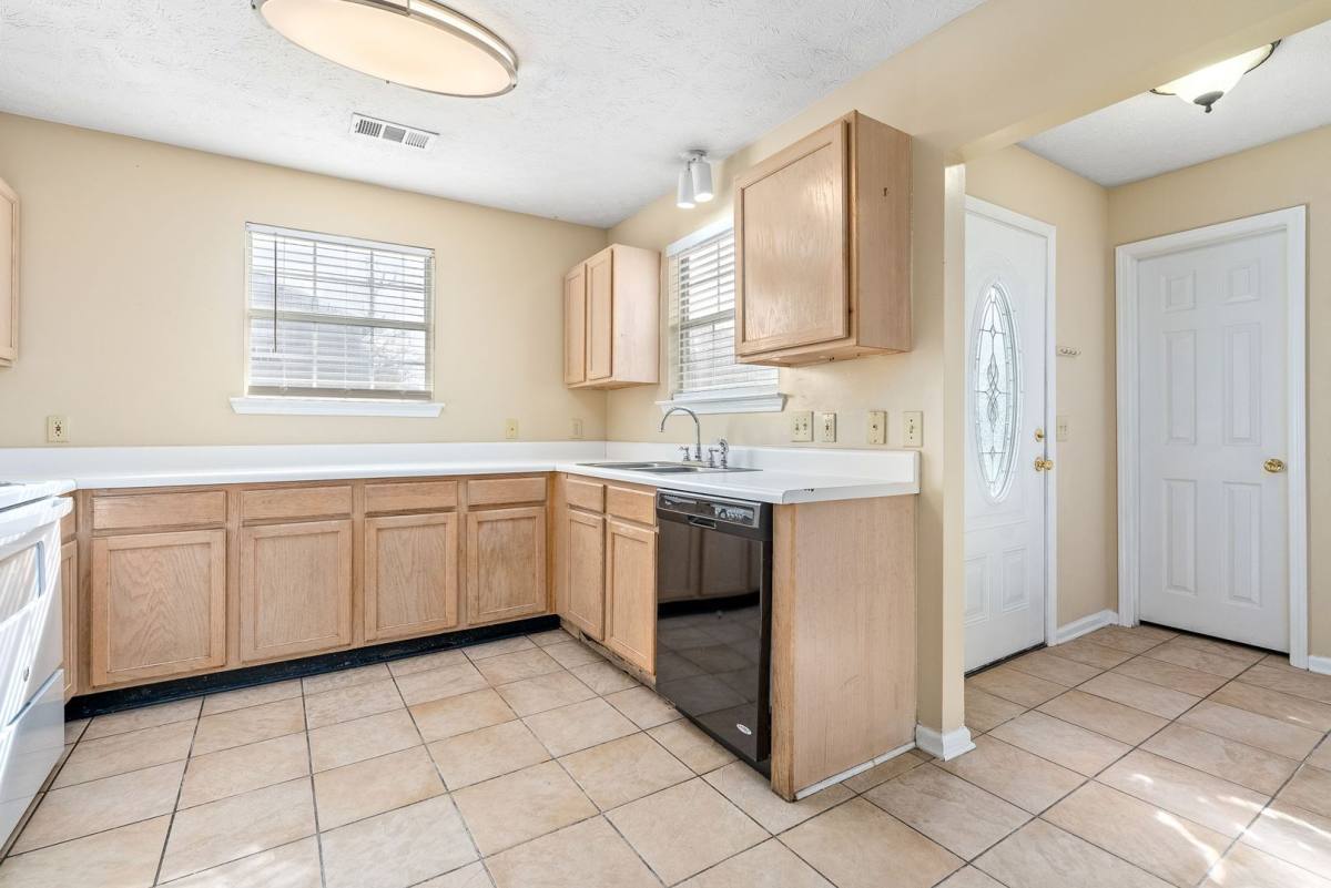 552 Oak Meadow Lane, Auburn, AL 36830 - Townhouse For Rent - Image 4