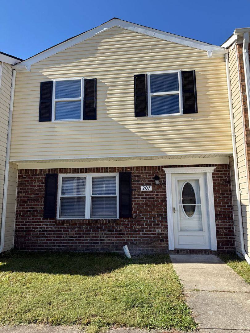Townhouse for rent at 207 Myrtlewood Circle, Jacksonville, NC 28546
