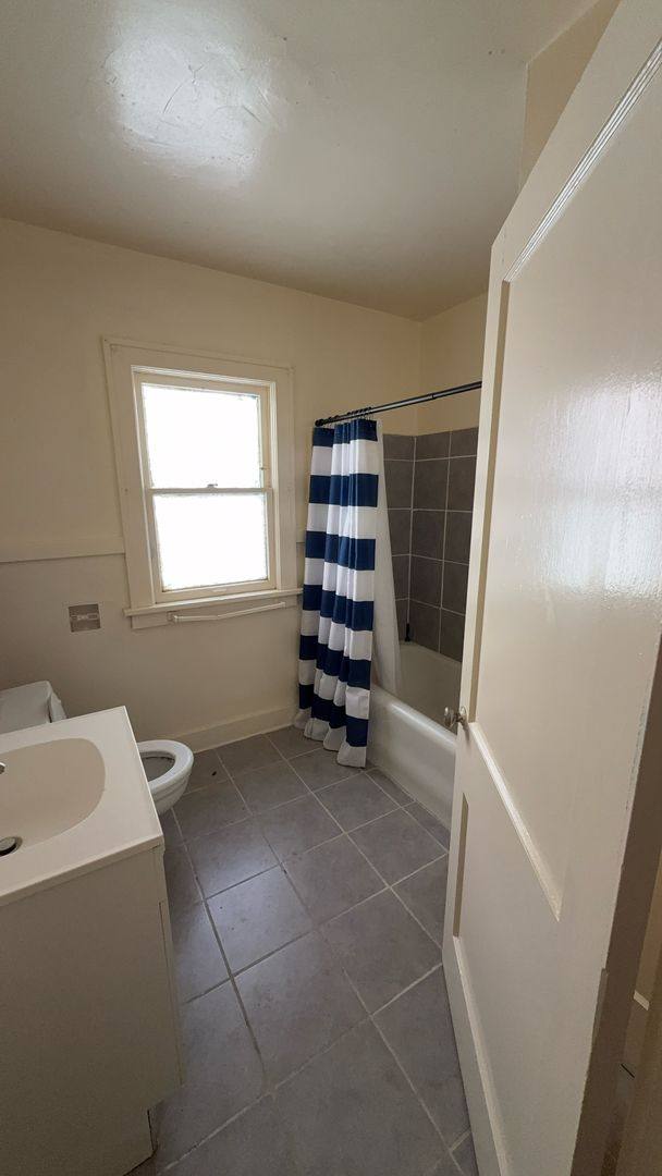 Apartment for rent at 2121 Gold Ave SE, Albuquerque, NM 87106